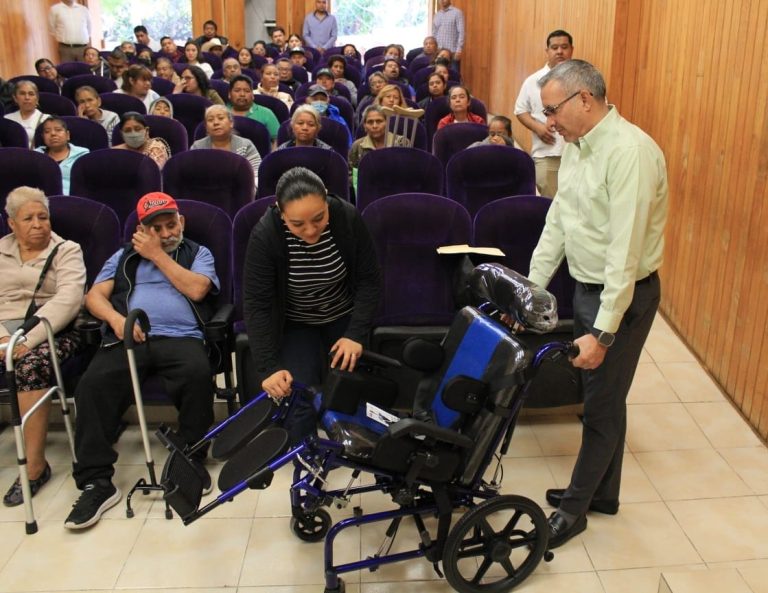 Reciben 129 personas apoyos de movilidad por parte de la beneficiencia pública